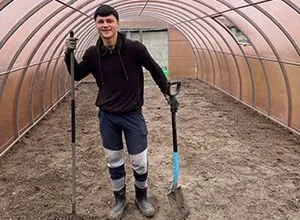 Zdjęcie szklarni z różowym poliwęglanem